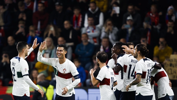 Penyerang Timnas Portugal, Cristano Ronaldo (kedua kiri) merayakan gol saat menghadapi Cheska dalam partai Nations League. 