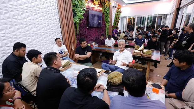 Sejumlah organisasi mahasiswa yang tergabung Kelompok Cipayung Plus Kota Medan bertemu Gubernur Jawa Tengah (Jateng) Ganjar Pranowo di sela kunjungan kerja di Medan, Sumatera Utara pada Sabtu, 24 September 2022.