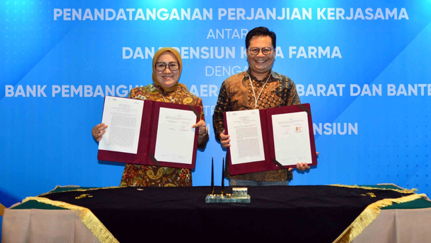 Penandatangan perjanjian kerja sama antara Bank BJB dengan Dapen Kimia Farma yang dilakukan oleh Fajar Gustaf Suwandi, selaku Direktur Utama Dapen Kimia Farma dan Suartini selaku Direktur Konsumer dan Ritel Bank BJB, di Jakarta, Jumat 23 September 2022.