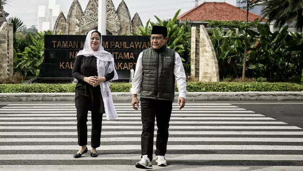 Ketua DPP PDI Perjuangan yang juga Ketua DPR Puan Maharani (kiri) dan bersama Ketua Umum DPP PKB yang juga Wakil Ketua DPR Muhaimin Iskandar menyebrangi zebra cross seusai ziarah di Taman Makam Pahlawan Nasional Utama Kalibata, Jakarta Selatan, Minggu 25 September 2022