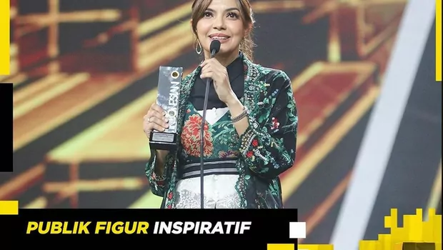 Presenter Najwa Shihab berhasil meraih penghargaan sebagai Public Figure Inspiratif Terpopuler lewat ajang 