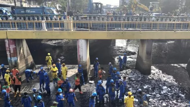 Sebanyak 500 personel gabungan diterjunkan dalam kegiatan gerebek lumpur yang dilakukan Suku Dinas Sumber Daya Air (Sudin SDA) Jakarta Pusat di Kali Cideng, Kelurahan Cideng, Gambir, Jakarta Pusat pada Senin 26 September 2022