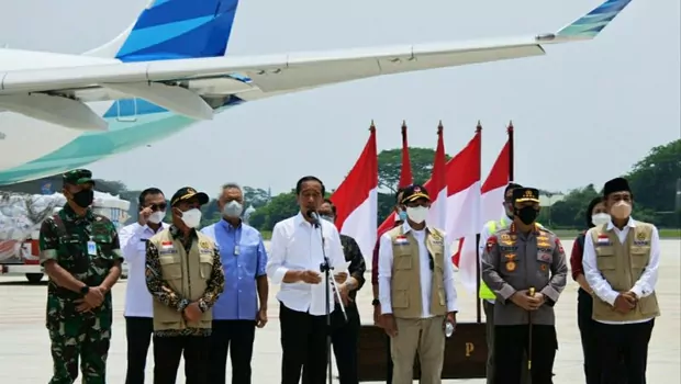 Presiden Joko Widodo (Jokowi) menyalurkan bantuan kemanusiaan satu juta dolar AS dan juga sejumlah barang-barang untuk meringankan beban masyarakat Pakistan yang terkena dampak bencana banjir dan tanah longsor,  di Base Ops Lanud Halim Perdana Kusuma, Jakarta, Senin, 26 September 2022.