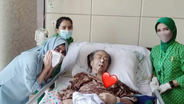 Amy Qanita mengunggah foto ibundanya, Mami Popon, saat dirawat di RS Bunda Menteng, Jakarta.