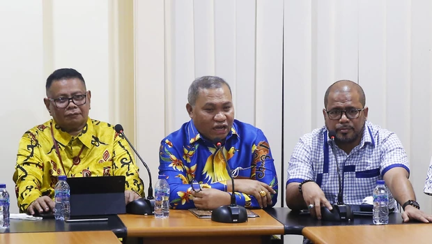 Tim penasihat hukum Gubernur Papua Lukas Enembe yang dipimpin Stefanus Roy Rening (tengah), memberikan keterangan pers di Kantor Penghubung Pemerintah Provinsi Papua di Jakarta, Senin, 26 September 2022.