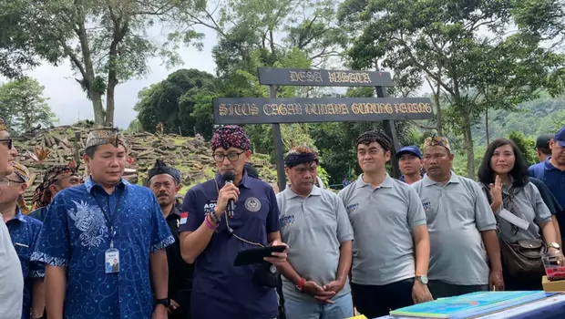 Menteri Pariwisata dan Ekonomi Kreatif (Menparekraf) Sandiaga Uno menyambangi desa wisata Gunung Padang, Kabupaten Cianjur.  