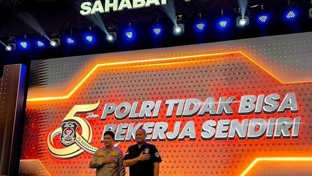 Ketua Umum Sahabat Polisi Indonesia, Fonda Tangguh berfoto bersama dengan Kabid Humas Polda Metro Jaya Kombes Pol Endra Zulpan beberapa waktu lalu di Jakarta.