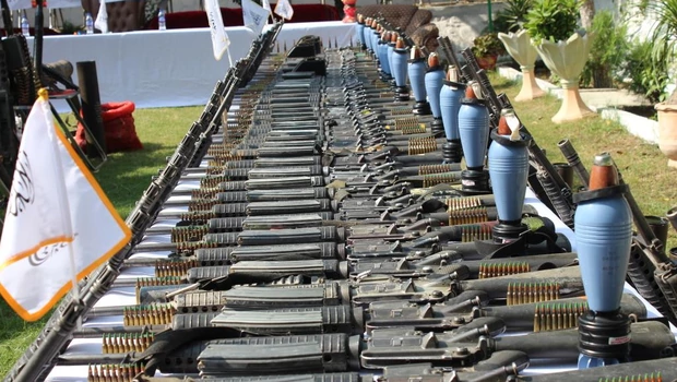 Sejumlah senjata yang disita oleh pasukan keamanan Afghanistan di provinsi Kunar, Afghanistan, pada Minggu 25 September 2022.