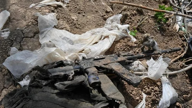 Tim forensik polisi Ukraina melakukan penggalian jenazah yang dikatakan sebagai tentara Rusia, di luar desa Mala Rogan, dekat Kharkiv, pada 18 Mei 2022, di tengah invasi militer Rusia yang diluncurkan ke Ukraina.
