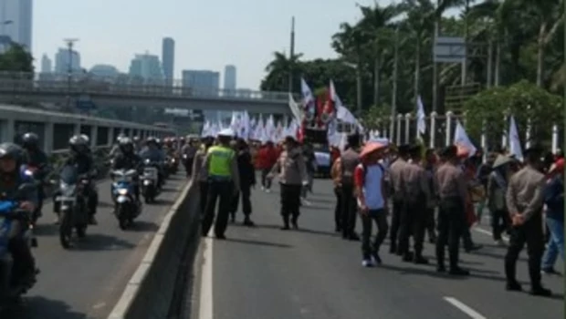 Polri melakukan pengamanan aksi demo oleh elemen masyarakat di depan MPR/DPR RI.