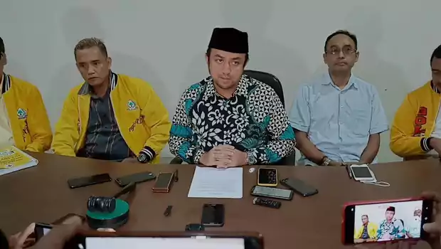 Ketua DPD Golkar Depok, Farabi A Rafiq (tengah) memberikan keterangan kepada media seusai memanggil anggota DPRD Depok, Tajudin Tabri, Selasa 27 September 2022