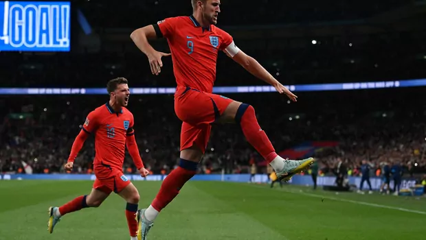 Striker Timnas Inggris, Harry Kane (kanan) merayakan gol ke gawang Jerman di ajang Nations League.