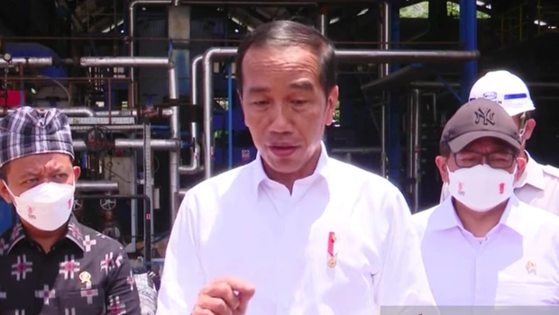Tangkapan layar - Presiden Joko Widodo (Jokowi) seusai meninjau Pabrik Aspal PT Wika Bitumen, Kabupaten Buton, Sulawesi Tenggara (Sultra), Selasa, 27 September 2022.