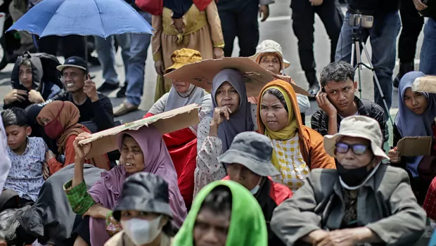 Massa yang terdiri dari petani, nelayan dan buruh menggelar aksi di depan Gedung DPR/MPR, Jakarta, Selasa 27 September 2022.