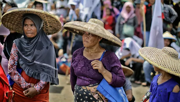 Massa yang terdiri dari petani, nelayan dan buruh menggelar aksi di depan Gedung DPR/MPR, Jakarta, Selasa 27 September 2022.