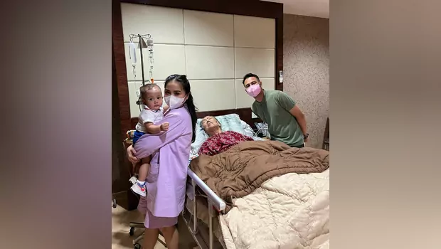 Raffi Ahmad bersama Nagita Slavina saat menjenguk Mami Popon yang tengah dirawat di Rumah Sakit Bunda, Menteng, Jakarta Pusat, Senin, 26 September 2022.