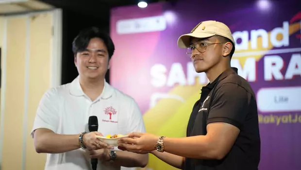 CEO Saham Rakyat Kevin Hendrawan (kiri) dan Brand Ambassador Saham Rakyat Kaesang Pangarep (kanan) dalam acara peluncuran Saham Rakyat Pro, 27 September 2022.