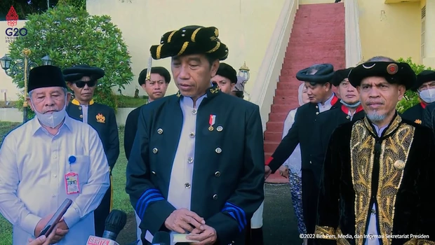 Presiden Joko Widodo (Jokowi) dianugerahi gelar kehormatan adat Kesultanan Ternate pada acara yang diselenggarakan di Kedaton Sultan Ternate, Kota Ternate, Provinsi Maluku Utara, Rabu 28 September 2022