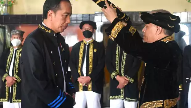 Presiden Joko Widodo (Jokowi) dianugerahi Gelar Kehormatan Adat Kesultanan Ternate, yaitu Dada Ma Dopo Malomo. Gelar tersebut diberikan Sultan Ternate ke-49 Hidayatullah Sjah di Kedaton Sultan Ternate, Kota Ternate, Rabu, 28 September 2022.