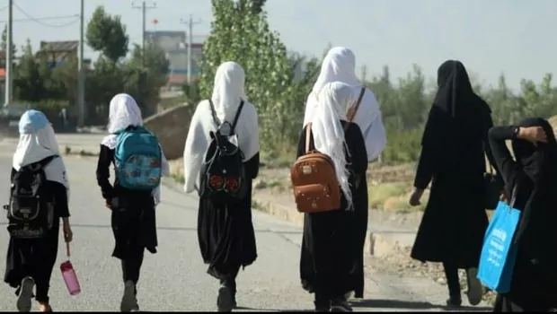 Sekelompok gadis pergi ke sekolah di Gardez, Afghanistan timur. Lima sekolah menengah pemerintah untuk anak perempuan telah memulai kembali kelas yang tampaknya bertentangan dengan larangan nasional.