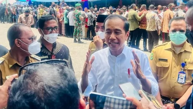 Presiden Joko Widodo (Jokowi) memberikan keterangan kepada awak media seusai meninjau Pasar Rakyat Jailolo di Kabupaten Halmahera Barat, Maluku Utara, Rabu, 28 September 2022.