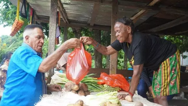 Penjabat (Pj) Gubernur Papua Barat, Paulus Waterpauw membeli sayuran dan buah-buahan dari hasil kebun di sebuah pondok Mama Papua. 