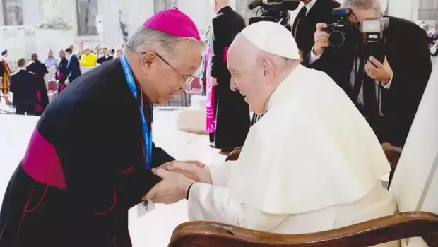 Uskup Agung Keuskupan Agung Merauke Mgr PC Mandagi saat berjumpa dengan Paus Fransiskus di Vatikan, Rabu, 21 September 2022.