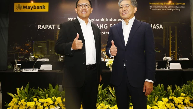 Presiden Direktur PT Bank Maybank Indonesia Tbk Taswin Zakaria berbincang dengan Direktur PT Bank Maybank Indonesia Tbk Bambang Andri Irawan usai menggelar Rapat Umum Pemegang Saham Luar Biasa (RUPSLB) di Jakarta.