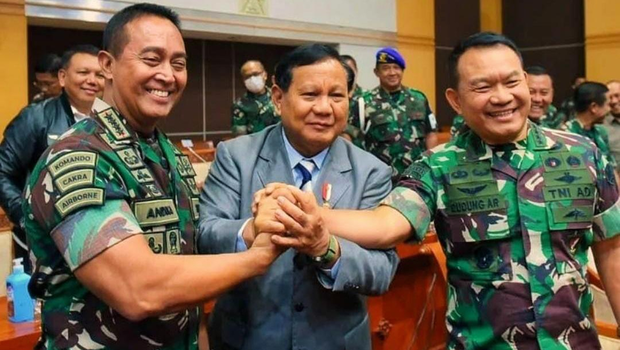 Dari kiri ke kanan: Panglima TNI Jenderal Andika Perkasa, Menteri Pertahanan Prabowo Subianto bersama Kepala Staf TNI Angkatan Darat (KSAD) Jenderal Dudung Abdurachman.