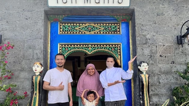 Artis Tamara Bleszynski (kanan) bersama pelanggannya di Rumah Makan Teh Manis yang berada di Bali.