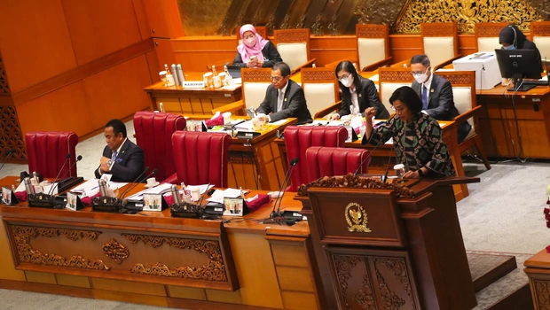 Menteri Keuangan Sri Mulyani menyampaikan laporan pemerintah terkait RUU APBN 2024 dalam rapat paripurna DPR di kompleks Parlemen, Senayan, Jakarta, Kamis, 29 September 2022.