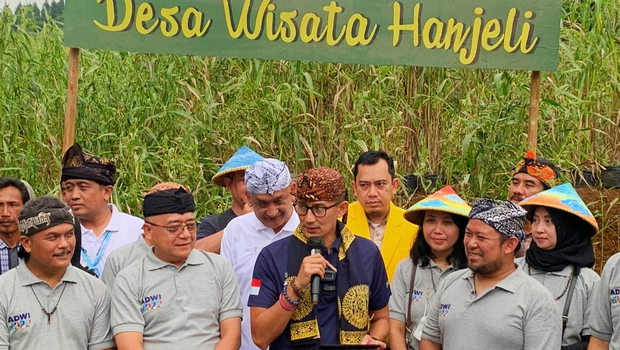 Menparekraf Sandiaga Uno mengunjungi hasil restorasi Desa Wisata Hanjeli yang fokus mengembangkan program ketahanan pangan dan masuk dalam 50 besar desa wisata terbaik Anugerah Desa Wisata Indonesia (ADWI) 2022.  