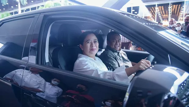Ketua DPR Puan Maharani dan Wakil Ketua DPR Rahmat Gobel mencoba mobil listrik keliling Gedung Parlemen, Senayan, Jakarta, Sabtu, 1 Oktober 2022