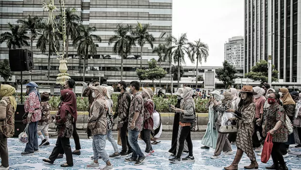 Warga memakai Batik berjalan bersama saat mengikuti peragaan busana Hari Batik 2022 di kawasan Car Free Day (CFD) Jl.Jend Sudirman, Jakarta, Minggu 2 September 2022.