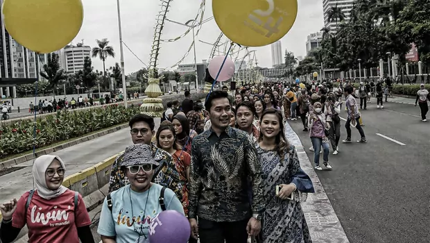 Sejumlah anggota komunitas sepeda mengenakan batik saat bersepeda di hari bebas berkendara di Jalan Sudirman, Senayan, Jakarta, Minggu 2 September 2022.