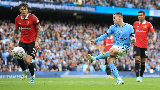 Gelandang Manchester City Phil Foden mencetak gol keenam timnya ke gawang Manchester United dalam lanjutan Liga Premier Inggris, Minggu, 2 Oktober 2022.