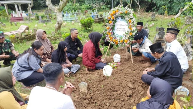 Pemakaman Briptu Anumerta Fajar Yoyok Pujiono, salah satu korban tragedi Kanjuruhan. Korban dimakamkan di kampung halamannya di Desa Sukosari, Kecamatan Trenggalek, Kabupaten Trenggalek, Jawa Timur, Minggu 2 Oktober 2022. 