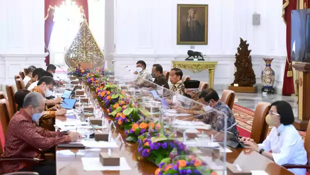 Presiden Joko Widodo (Jokowi) memimpin rapat bersama jajaran kabinetnya untuk mematangkan berbagai persiapan Konferensi Tingkat Tinggi (KTT) G-20 di Istana Merdeka, kompleks Istana Kepresidenan Jakarta, Senin, 3 Oktober 2022.