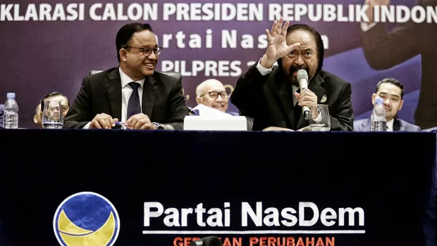 Ketua Umum Partai Nasdem Surya Paloh (kanan), bersama Gubernur DKI Jakarta Anies Baswedan (kiri), memberikan keterangan pers saat deklarasi calon presiden dari Partai Nasdem, di Nasdem Tower, Jakarta, Senin 3 Oktober 2022.