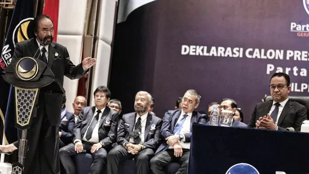 Ketua Umum Partai Nasdem Surya Paloh (kiri), bersama Gubernur DKI Jakarta Anies Baswedan (kanan), dan sejumlah pengurus Partai Nasdem saat deklarasi calon presiden dari Partai Nasdem, di Nasdem Tower, Jakarta, Senin 3 Oktober 2022.