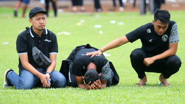 Pemain Arema FC menangis saat melakukan tabur bunga guna untuk mengenang korban tragedi di Stadion Kanjuruhan, Kabupaten Malang, Senin 3 Oktober 2022.