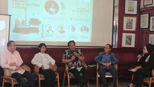 Komisaris PLN Eko Sulistyo (tengah) dalam talkshow Energi Terbarukan untuk Masa Depan yang Lebih Baik oleh Just Transition Network yang diadakan di Jakarta, Minggu 1 Oktober 2022.