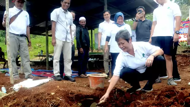 PT Dewi Shri Farmindo Tbk (DEWI), emiten budidaya ayam ras pedaging dan perdagangan eceran hewan ternak, sedang mempersiapkan pembangunan peternakan kedua di Kabupaten Cianjur, Jawa Barat.