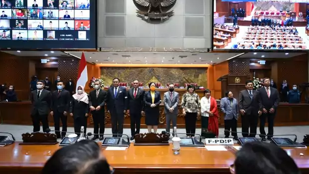Ketua DPR Puan Maharani (tengah) dan jajaran pimpinan DPR saat sidang Paripurna DPR, di Gedung DPR, Kompleks Parlemen, Senayan, Jakarta, Selasa, 4 Oktober 2022.