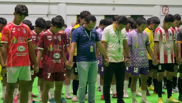 Seluruh pemain Petrokimia Gresik Futsal Championship (PGFC) 2022 maupun para pendukung yang telah hadir di SOR Tri Dharma, Gresik, Jawa Timur mengheningkan cipta dan mengenakan pita hitam di lengan kiri sebagai bentuk duka cita.