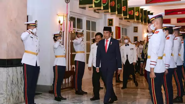 Presiden Joko Widodo (Jokowi) memimpin upacara Parade Senja dan penurunan bendera Merah Putih yang digelar di Lapangan Bela Negara, Kementerian Pertahanan, Jakarta, Selasa, 4 Oktober 2022.