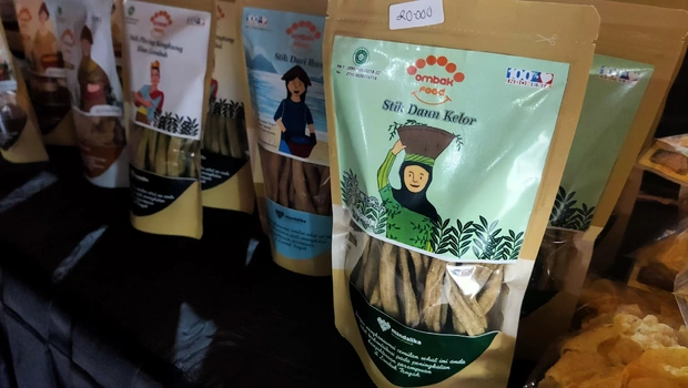 Produk makanan kemasan dari UMKM Ombak Food di Desa Sukarara, Lombok berhasil menembus pasar ekspor setelah memanfaatkan platform digital.