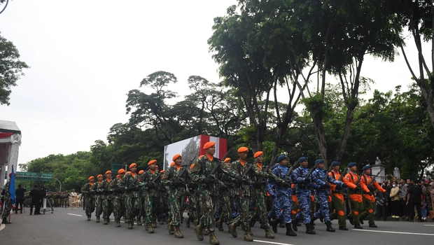 Sejumlah prajurit TNI melakukan defile pasukan usai upacara peringatan HUT ke-77 TNI di Jalan Medan Merdeka Utara, Jakarta, Rabu, 5 Oktober 2022.