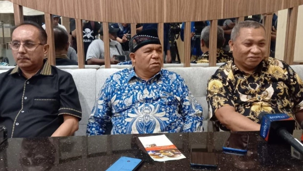 Koordinator Kuasa Hukum Gubernur Papua Lukas Enembe, Petrus Bala Pattyona (tengah) saat meberikan keterangan pers di Jayapura, Rabu, 5 Oktober 2022.