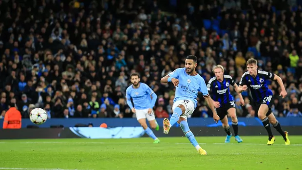 Striker Manchester City, Riyad Mahrez melesakkan tendangan penalti ke gawang Copenhagen dalam pertandingan Liga Champions di Etihad, Rabu, 5 Oktober 2022.